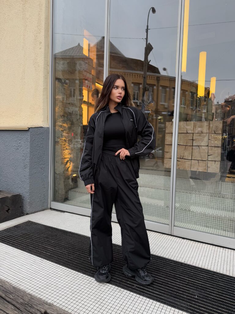 Костюм з плащівки